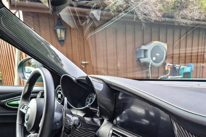 Moldura interior del pilar A del Alfa Romeo Giulia: fibra de carbono